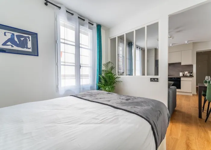 Luxurious Apartment In Center Of Paris
